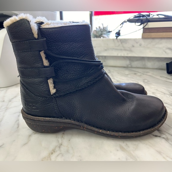 Ugg Caspia Boot Size 9 - worn a couple days (not much use for them in Fla - Picture 5 of 7